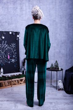 - Velvet pajama set for women - Long pants with elastic waist, length 100 cm (40 inches) fits for 5'3''-5'7'' - Wide shirt, full length sleeves (24 inches/ 60 cm) - Shirt length 65 cm (25 1/2 inches) - Pants with pockets Please, use this size chart to select your size US 0 Bust 82 cm (32.5 inches) Waist 64 cm (25 inches) Hips 89 cm (35 inches) US 2 Bust 85 cm (33.5 inches) Waist 66 cm (26 inches) Hips 92 cm (36 inches) US 4 Bust 88 cm (34.5 inches) Waist 68 cm (27 inches) Hips 94 cm (37 inches) Winter Sleepwear Sets In Relaxed Fit, Matching Set Loungewear For Winter, Green Pajama Party Sets For Winter, Green Winter Sleepwear Sets, Casual Long Sleeve Night Sets, Green Loungewear Sets With Long Pants, Green Loungewear Sets, Long Sleeve Matching Pant Set For Loungewear, Green Lounge Sets With Long Pants