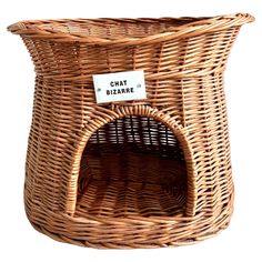 a wicker basket with a label that says chat bizzare on the front