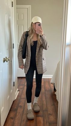 Winter Clogs Outfit Women, Clogs Work Outfit, Clogs Outfit For Women Fall, Leggings Clogs Outfit, Birkenstock Clog Fall Outfit, Leggings And Birkenstock Clogs, Shearling Clogs Outfit, Fall Outfit With Birkenstock Clogs, Suede Clogs Outfit