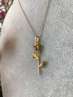 Golden Rose Necklace, Gold Rose Necklace, Belle Necklace, Long Stem Rose, خواتم خطوبة, Gold Pendent, Fancy Jewelry Necklace, Pretty Jewelry Necklaces, Rose Stem