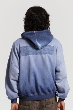 For an oversize fit choose one size above yours. Boxy fit hoodie. 100% cotton. 400 g/m² French Terry. Blue color. Logo and graphics screen printed on the front. Cold Culture label included. Male (187cm, 6'2"): L - Female (169cm, 5'7"): S - National Shipping 24-48H (Spain / Portugal) - CORREOS EXPRESS - European Shipping 48-72H - FEDEX - International Shipping 5-7 working days - FEDEX Oversized Washed Blue Cotton Sweatshirt, Oversized Blue French Terry Sweatshirt, Blue Oversized French Terry Sweatshirt, Oversized Hooded Top With Screen Print, Blue Graphic Print Sweats For Streetwear, Blue Relaxed Fit Sweats With Letter Print, Relaxed Fit Graphic Print Hoodie Sweats, Oversized Blue Top With Kangaroo Pocket, Oversized Blue Crew Neck Hoodie