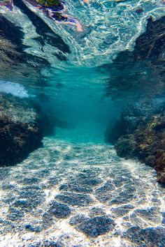 an underwater view of some rocks and water