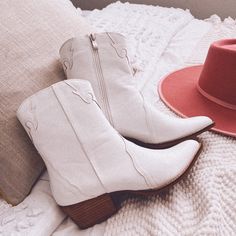 -Booties In White With Tan Sole & Heel -White Stitching -Pointy, Round Toe -Comfy Af! -Quality Boot -True To Size Evelia Recommends Selecting The Size You Normally Wear In Boots. Evelia Has Wide Feet Is Wearing A Size 8.5 & Normally Wears A Size 8.5 In Boots. White Western Boots For Spring, Western Style White Ankle Boots, White Medium Width Boots For Fall, Trendy White High-top Boots, Western White Boots Medium Width, White Ankle Boots For Fall, White Medium Width Winter Boots, White Pointed Toe Winter Booties, White Ankle-high Winter Booties