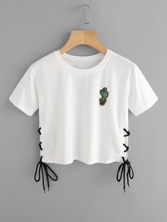 Camiseta con parche y cordones en la parte lateral -Spanish SheIn(Sheinside) Cactus Patch, Stil Boho, Crop Top Hoodie, Modieuze Outfits, Crop Top Outfits, Tween Outfits, Eyelet Lace, Teen Fashion Outfits