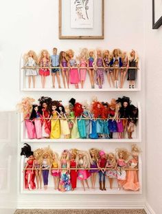 Anthropologie-Inspired Barbie Organization Wall Racks. Get the step by step guide to building these organizers for WAY less! #closet #storage Barbie Storage, Barbie Organization, Girls Room Organization, Doll Organization, Toy Room Organization, Barbie Bedroom, Doll Storage, Girls Playroom, Barbie Room