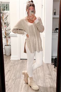 Steve Madden Beige Boots Outfit, Off White Chelsea Boots, White Suede Boots Outfit, How To Style Beige Boots, Cream Biker Boots Outfit, Beige Winter Boots Outfit, White Flat Boots Outfit, Styling Tan Chelsea Boots Women, Beige Chealse Boots Outfit