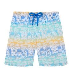 These lightweight turtle-print swim shorts are just like Dad's. Featuring a comfortable elastic waistband and drawstring they fold into the pocket for portability Ultra-light fast dry swim shorts Can turn into a small pouch by folding the itself into its back pocket Made from ultra-light fabric. Boy's’ swim trunks featuring a fully elastic waistband and inner waist elastics for perfect adjustment. Fixed decorative bow Features two side pockets and a back pocket with zipper Two back eyelets allow Playful Swim Trunks With Upf 50+ For Vacation, Playful Swim Trunks With Upf 50+, Summer Swim Trunks With Elastic Waistband For Vacation, Playful Upf 50+ Swim Trunks For Playwear, Playful Swim Shorts For Pool, Playful Shorts For Pool And Beach Season, Playful Blue Swimwear With Built-in Shorts, Playful Shorts For Beach Season And Pool, Playful Shorts For Poolside And Beach Season