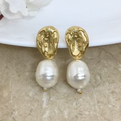 Pearl Drop Earrings are a blend of modern elegance and vintage charm.  Gold-filled and handmade, they feature classic white pearls that hang gracefully, making them a standout statement piece. Perfect as a bridesmaid gift, these earrings add a touch of sophistication and timeless beauty to any special occasion. *𝐏𝐑𝐎𝐃𝐔𝐂𝐓 𝐃𝐄𝐓𝐀𝐈𝐋𝐒* * 𝐌𝐚𝐭𝐞𝐫𝐢𝐚𝐥: Brass * 𝐏𝐥𝐚𝐭𝐢𝐧𝐠: Gold Plated * 𝐒𝐭𝐨𝐧𝐞: Sell Pearls. *𝐃𝐈𝐌𝐄𝐍𝐒𝐈𝐎𝐍𝐒* * 𝐖𝐞𝐢𝐠𝐡𝐭: 8 gm each * 𝐋𝐞𝐧𝐠𝐭𝐡: 3 Inche Handmade Pearl White Drop Earrings, Handmade Pearl White Drop Pearl Earrings, White Clip-on Bridal Earrings For Party, White Teardrop Clip-on Earrings For Gifts, Elegant White Pearl Drop Clip-on Earrings, White Pear-shaped Bridal Earrings For Party, Pear-shaped White Bridal Earrings For Party, White Dangle Pearl Clip-on Earrings, White Dangle Clip-on Pearl Earrings