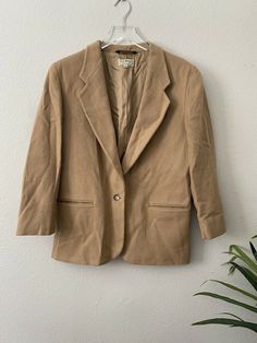 LL Bean Blazer Jacket Size 10P Wool Cashmere Blend Tan Camel One Button. Condition is "Pre-owned". Shipped with USPS Priority Mail. Measurements were taken item laying flat down •Length 28”. •pit to pit 20”. •Shoulder to shoulder 17”. •Sleeve 21.5”. Comes from smoke and pet free home !!! Vintage Solid Blazer With Button Closure, Vintage Beige Blazer With Button Closure, Beige Vintage Blazer With Button Closure, Vintage Beige Single-breasted Blazer, Vintage Beige Blazer With Buttons, Vintage Brown Button-up Blazer, Vintage Brown Single-button Outerwear, Vintage Single Button Button-up Blazer, Vintage Single Button Blazer