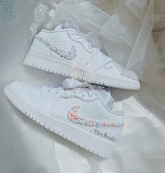 -This is a custom Bridal sneaker.  -Option 1 is only Name and date -Option 2 has pearls on the outer 2 swooshes and names and dates. -Offers more designs and colors of pearls/check out my store/ -Open for custom requests. TURNAROUND TIME: -2 weeks to be crafted just for you -Shipping will take an additional 3-7 business days. -We offer FREE shipping within the US. -EXPEDITED service available Visit the link below for EXPEDITED SERVICE: https://perfctpairings.etsy.com/listing/1537883783 for PURCH White Low-top Wedding Shoes For Bride, White Low-top Wedding Shoes For Bridal Shower, White Low-top Bridal Sneakers, Customizable White Sneakers For Wedding, Customizable White Wedding Sneakers, White Round Toe Sneakers For Bridal Shower, Custom Wedding Sneakers With Round Toe And Laces, Customizable Low-top Wedding Shoes For Bride, Custom White Wedding Sneakers