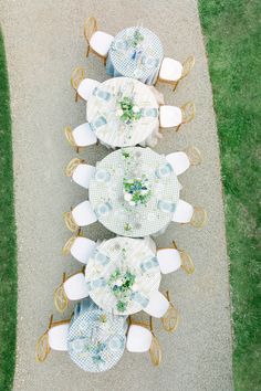 serpentine-wedding-table Caterpillar Table Layout Wedding, Serpentine Tables Wedding, Round Tables Wedding, Trending Wedding Ideas, Green Summer Wedding, Serpentine Table, Micro Trends, Summer Wedding Ideas