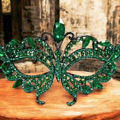 Durable Quality: This Crystal Masquerade Mask Is Made Of High-Quality Alloy And Rhinestone Diamond. They Are Manual Workmanship, Very Comfortable To Wear. Elegant Design: The Masquerade Mask Is Encrusted Shinny Diamond Rhinestone And Crystal. The Intricate And Delicate Are Very Glamorous, Elegant And Luxury. Various Occasion: The Masks Are Perfect For Masquerade Party, Festivals, Carnival Themed Party, Formal Balls, Halloween Party, Trick-Or-Treat, Cosplay, Mardi Gras, Theatrical Plays, Fashion