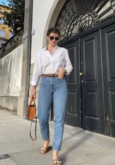 How to Style a White Button Up Shirt (10 Chic Outfit Ideas) White Button Up Shirt, Simple Casual Outfits, Outfits Con Jeans, Outfit Combos, Look Jean, Chic Outfit Ideas, Casual Outfit Inspiration, White Button Up, Casual Chic Outfit