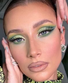 Eyeshadow Looks 90s, Easy Green Eyeshadow Looks, Green Eye Shadow Looks, Green Eyeshadow Looks, Looks 90s, Retro Makeup Looks, Gucci Aesthetic, Turquoise Eyeshadow, Winter Eyeshadow