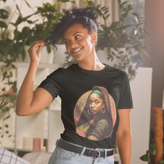 This 90s style women's t-shirt is adorned with an artistic print representing the famous Mona Lisa revisited and modernized. This retro style is perfect for fashion enthusiasts looking for a unique and trendy piece. Made with quality materials, this t-shirt offers an urban and artistic style that will cause a stir. Ideal as an original gift or as an addition to your vintage clothing collection. Adopt this trendy pattern t-shirt and make a fashion statement with this unique streetwear garment. Yo Casual Black T-shirt With Fashion Print, Artsy Black Crew Neck T-shirt, Black Crew Neck Top With Fashion Print, Black Graphic Tee With Fashion Print, Vintage Black T-shirt With Front Print, Fitted Black T-shirt With Pop Culture Style, Retro Fitted T-shirt With Sublimation Print, Retro Black Top With Front Print, Fashion Print Short Sleeve T-shirt For Streetwear