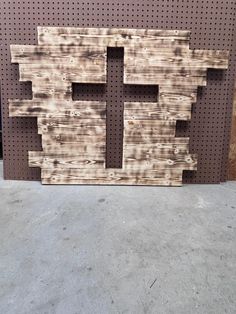 a wooden sign that has been made to look like the letter e on it's side