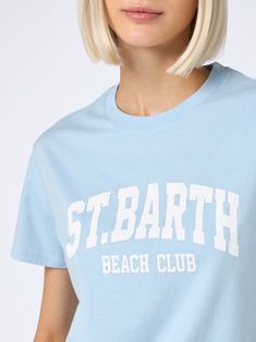 This crewneck tee is crafted from soft jersey and printed with a sporty style graphic. The embroidered Saint Barth logo on the sleeve provides a textured and dimensional touch to this fashionable t-shirt. Straight fitDesigned to hit at the hipSize S has a 60 cm body length. Body length is taken from the high point of the shoulder. Length varies by 3 cm by sizeLight blue cotton jerseyCrewneckShort sleevesSaint Barth Beach Club printSaint Barth logo signature embroidered on the sleeveComposition: 100% cottonRegular fitModel is 176 cm and wears a size S. Athleisure Tops With Embroidered Logo, Sporty Relaxed Fit T-shirt With Embroidered Logo, Blue College T-shirt With Embroidered Logo, Sporty Crew Neck Tops With Embroidered Logo, Relaxed Fit T-shirt With Embroidered Logo For Summer, Sporty Crew Neck T-shirt With Embroidered Logo, Sporty T-shirt With Embroidered Logo, Relaxed Fit, Sporty Spring Tops With Embroidered Logo, Relaxed Fit Sports Top With Embroidered Logo