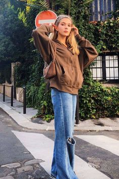 How To Style Oversized Zip Up Hoodie, Hoodies Outfit Girl, Brown Zip Hoodie Outfit, Brown Zip Up, Zip Up Hoodie Outfit Winter, Brown Zip Up Outfit, Outfits With Zip Up Hoodies, Oversized Zip Up Hoodie Outfit Aesthetic, Zipped Hoodie Outfit