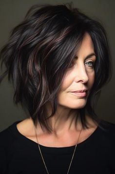 Medium-length haircuts are the perfect solution for women over 60 who want the youthfulness of a short cut and the lavish length and ultimate versatility of Choppy Long Bob Hairstyles, Shag Bangs Short Hair, Edgy Shoulder Length Hair, Middle Part Haircuts, Choppy Mid Length Hair, Mom Hairstyles Short, Gray Haircut, Fall Bob, Dark Bob