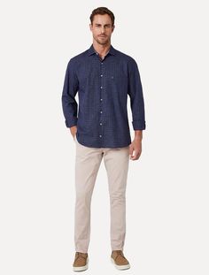 Camisa Dudalina Masculina Comfort Superfine Cotton Xadrez Azul Marinho Camisa manga longa masculina Dudalina xadrez na cor azul marinho. Modelagem comfort . Confeccionada em algodão. Padronagem xadrez com listras na cor azul marinho e branco. Colarinho firenze e mangas longas com abotoamento nos punhos. Fechamento frontal por botões mesclados com o nome da marca gravado. Possui símbolo da marca bordado no lado esquerdo do peito, na cor azul marinho. Possui fita estilizada da marca fixada na part