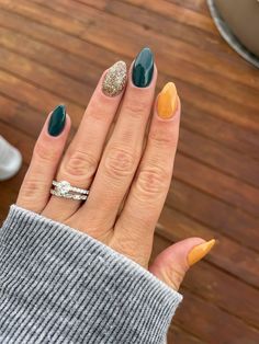 Short Oval Nails Designs Fall, Nail Color Ideas For September, Acrylic Accent Nail Ideas, Nails With Accent Nail Glitter, Simple Late Summer Nails, September Oval Nails, October Nail Designs Almond Shape, Acrylic Nail Designs 2023 Trends, September Nails Dip