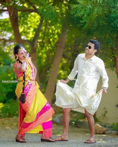 Couple Hd Wallpaper, South Couple, South Indian Couple, Gifts For The Groom, Marriage Photo Album, Brahmin Wedding, Traditional Couple, Marriage Images, Indian Bride Poses