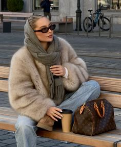 Fur Coat Outfit Aesthetic, Winter In Paris Outfit, Russian Fashion Street, Burgundy Fur Coat, Fur Coat Aesthetic, Mode Au Ski, Old Money Winter, Fur Coat Outfit, Winter Outfits Cold