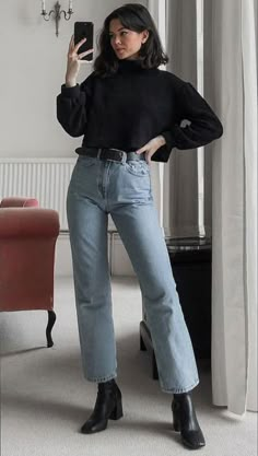 Office Outfits Boots, Styling Light Blue Jeans, 30 Years Old Outfits Style, Black Boots Jeans Outfit, Black Booties Outfit Work, Winter Outfits Classic, Black Booties Outfit, Feminine Goth, Outfit Jeans