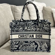 Christina Dior Medium Dior Book Tote Ecru And Blue Toile De Jouy Embroidery (36 X 27.5 X 16.5 Cm) Tas Gucci, Dior Aesthetic, Christian Dior Paris, Book Tote Bag, Dior Book Tote, Embroidered Monogram, Outfits Verano, Chanel Deauville Tote Bag, Dior Bag