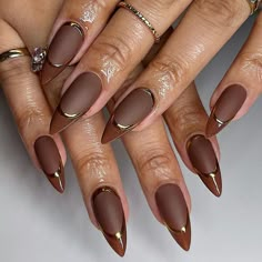 Brown and Gold Nails Milky Nails, Pointy Nails, Vibrant Nails, Almond Nails Designs, Almond Nail, Nagel Inspo, Cat Kuku, Neutral Nails, Brown Nails