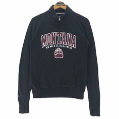 University Of Montana Grizzlies basketball team sweatshirt in black colour. Half zipped sweatshirt with embroidered logo on the front. Still in good condition. SEE THE PICTURES FOR MORE DETAILS. CONDITION : 9/10 MEASUREMENT Pit : 18.5 inch Length : 24 inch Shoulder : 16 inch Arm Length : 27 inch Size On Tag : S Recommended Size : XS-S PAYMENT We accept PayPal only. The item will be ship 3-5 days once the payment has been made. SHIPPING DHL ONLY. USUALLY AROUND 7-21 DAYS BEFORE REACH THE DESTINAT Collegiate Black Fleece Tops, Black Collegiate Fleece Tops, Black Collegiate Fleece Sweatshirt, Black Varsity Sweatshirt With Team Logo, Black Sporty Tops With University Logo, Long Sleeve Sweatshirt With Embroidered Logo For Sports, Black College Sweatshirt With Embroidered Logo, Black Embroidered Logo Sweatshirt For College, Winter College Sweatshirt With Half-zip