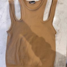 Never Worn Brown Ribbed Tank Top For Summer, Mustard Fitted Sleeveless Top, Fitted Mustard Sleeveless Top, Brown Ribbed Tank Top For Spring, Spring Brown Ribbed Tank Top, Brown Ribbed Summer Tops, Brown Ribbed Tops For Summer, Fitted Brown Tank Top For Day Out, Summer Brown Crew Neck Tank Top