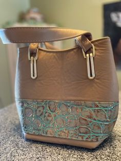 Handmade Tan and Green Embossed Leather Shoulder bag. 2 magnetics snap closures, lined with waterproof canvas, and interior zipper pocket. Green Leather, Embossed Leather, Purses And Handbags, Leather Shoulder Bag, Zipper Pocket, Shoulder Bags, Etsy Accessories, Bathing Beauties, Accessory Gift