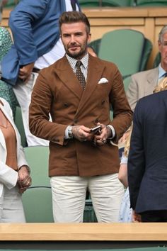 David Beckham Suit, Green Suit Men, Business Casual Attire For Men, Beckham Style, Dapper Outfit, Classy Outfits Men, Mens Fashion Wear