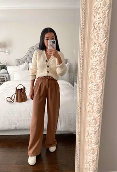 Dress Pants Fall Outfit, Dress Down Dress Pants, Trouser Pants Outfits Winter, Casual Outfit With Dress Pants, Flat Pants Outfit, Office Clothes With Sneakers, Trousers And Tennis Shoes, Professional Outfit Sneakers, Wide Leg Trouser With Sneakers