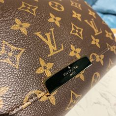 Description   L.V Favorite PM Monogram Canvas For Women, Women’s Handbags, Shoulder And Crossbody Bags 10.2in/26cm LV M40717  Rep 1:1  Size: 24 x 14 x 4 cm / 9.5 x 5.5 x 1.6 inches (Length x Width x Height)  An appealingly petite clutch in alluring Monogram canvas, the Favorite PM is the ideal shape for all occasions. Its ingenious magnetic closure allows easy access to the contents inside.  Removable strap and golden chain for shoulder carry  Shiny golden brass pieces  Burgundy textile lining  Interior flat pocket  Includes box, dust bag.  This product is of the best quality. Lv Favorite Pm, Lv Favorite Mm, Lv Favorite, Louis Vuitton Favorite Pm, Louis Vuitton Favorite Mm, Favorite Mm, Pm Monogram, Louis Vuitton Favorite, Ideal Shape