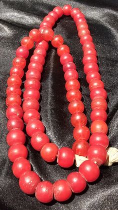 Unique and exceptional large red necklace in authentic glass paste dating from the 18th century with a very beautiful period wear patina. Genuine barter beads. Total length of the necklace 76cm. Red Necklace, Murano Glass, 18th Century, Patina, Period, Birthday Gifts, Accessory Gift, Gems, Gift Card