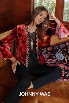 Luxe velvet in rich fall colors make the perfect autumn kimono. Velvet Outfits, Velvet Bolero, Boho Velvet, Velvet Clothing, Velvet Kimono, Velvet Clothes, Silk Embroidery