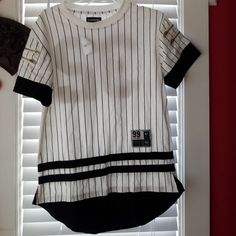 Black/White Baseball Shirt Style Its Cotton White Casual T-shirt With Shirttail Hem, Casual White T-shirt With Shirttail Hem, Trendy Striped Tops For Streetwear, Trendy White Shirt With Shirttail Hem, White Tops For Spring Streetwear, Black T-shirt With Shirttail Hem For Spring, Trendy White Shirt For Streetwear, Black T-shirt With Shirttail Hem For Summer, Black Summer T-shirt With Shirttail Hem