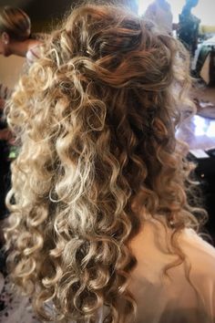 Curly Natural Curls, Nails Lips, Curly Haircut, Hairstyles Updo, Beautiful Curls, Beauty School, Half Up Hair