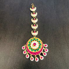 Sabyasachi Kundan Mang Tika/Ruby Emerald Mang Tikka/Pearl Emerald Maang Tika/Ruby Pearl Maang Tika/Kundan Maang Tikka/Kundan Big Mang Tikka/Bridal Jewelry Features: Length: 5 Inches 22 Carat Gold polish Jadau Ruby, Emerald Crystals, Kundan and Pearl work Suitable for any Indian Traditional Attire FREE SHIPPING All our jewelry pictures are taken in natural light with no filters and enhancements. To stay updated on latest designs Follow Us on: Website: www.aryafashions.com Facebook: www.facebook.c Traditional Kundan Necklace With Motifs For Festive Occasions, Traditional Kundan Necklace With Motifs For Festive, Traditional Festive Kundan Necklace With Motifs, Kundan Tikka For Diwali Rituals, Ceremonial Kundan Tikka With Motifs, Chandbali Cutdana Tikka For Rituals, Ceremonial Temple Jewelry Tikka With Stone Work, Traditional Meenakari Tikka For Rituals, Bollywood Style Chandbali Tikka For Rituals