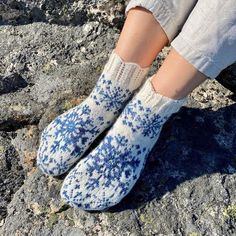 1,480 Likes, 22 Comments - Nina Granlund Sæther (@ninagranlundsather) on Instagram: “Snøen smelter i vårsola. Snøfnuggsokker kan brukes hele året. The snow melts in the spring sun.…” Insta Sticker, Sock Patterns, The Snow, Socks, Sun, Knitting, Pattern, On Instagram, Instagram