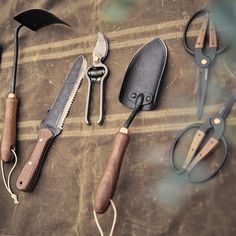 there are many different types of knives on the table