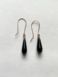 These are a beautiful pair of vintage 14 karat yellow gold and onyx teardrop pierced earrings. The earrings overall measure 1 1/2 inches long The onyx measures 5/8" x 1/4"  They are marked 14k With a makers mark that looks like the letter P in a diamond shape The total weight is 2.1 g This item is an excellent preowned vintage condition with normal wear for the age The Letter P, Letter P, Pierced Earrings, Diamond Shape, Earings Piercings, Makers Mark, Diamond Shapes, Jewelry Earrings Dangle, Onyx