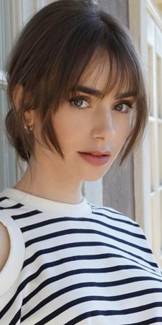 Durante o ano, diversas mudanças capilares das celebridades surpreenderam o público e marcaram uma nova era, confira! #lily_collins #cabelos 앞머리 스타일, Lily Collins Hair, Front Hair, Bangs With Medium Hair, Haircuts Straight Hair, Long Hair With Bangs, Penteado Cabelo Curto, Short Hair With Bangs, Haircuts With Bangs