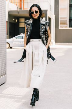 https://www.whowhatwear.co.uk/ways-to-wear-cropped-trousers-with-ankle-boots--5a69de2627c8a/slide9 Unique Outfit Ideas, Culotte Style, Fashion Milan, Hippie Mode, Boho Mode, Mode Casual, Looks Street Style, Fashion Night, Vest Outfits