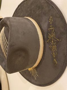 Elegant Flat Brim Hat For Festivals, Gold Wide Brim Fedora For Festivals, Gold Wide Brim Hat For Festivals, Gold Wide Brim Festival Hat, Gold Fedora With Short Brim For Festivals, Gold Adjustable Felt Hat With Curved Brim, Adjustable Gold Felt Hat With Curved Brim, Gold Flat Brim Hat For Rodeo, Western Style Gold Fedora With Flat Brim