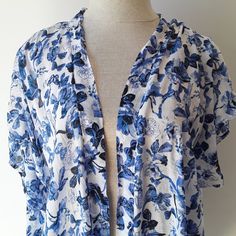 ⚡️Free shipping when you spend 100€⚡️ ⚡️Vintage semi-transparent floral and birds print tunic, loose fitted kimono. ⚡️In excellent condition. ⚡️Fits best- one size. ⚡️Labeled size- S-M. ⚡️Measurements: - Length: 34,6 inch // 88 cm. - Armpit to armpit, flat taken: 27,6 inch // 70 cm. ⚡️All items come from a smoke free home. ⚡️Please write me your phone number, Your number will be used only for delivery. Sheer Kimono With Kimono Sleeves For Summer, Casual Floral Print Kimono For Daywear, Floral Print Short Sleeve Kimono For Spring, Patterned One Size Tops For Spring, White Flowy Kimono With Floral Print, Oversized Floral Print Top For Daywear, Casual Floral Print Short Sleeve Kimono, Floral Print Kimono Tunic, Flowy Floral Print Kimono