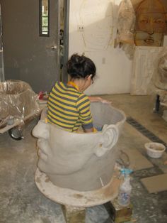 Cristina Córdova, working inside one of her ceramic sculptures. Cristina Cordova, Large Sculpture, Creative Creations, Ceramic Techniques, Figurative Sculpture