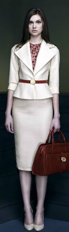 Beautifully cut suit and so classy. Georges Hobeika Fall/Winter 2014/15. Via @amarandos. #suits #GeorgesHobeika Minimal Classic Outfit, Clothes For Women In 20's, Clothes For Women In 30's, Ideas For Clothes, Fashion Dress Up Games, Work Wear Office, Look Office, Casual Chique